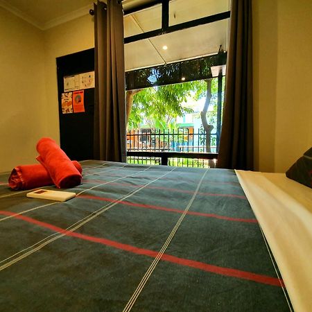Jump Inn Alice Budget Accommodation Alice Springs Buitenkant foto