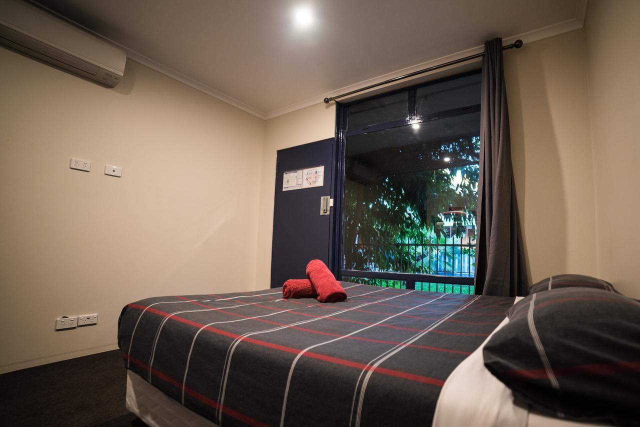 Jump Inn Alice Budget Accommodation Alice Springs Buitenkant foto