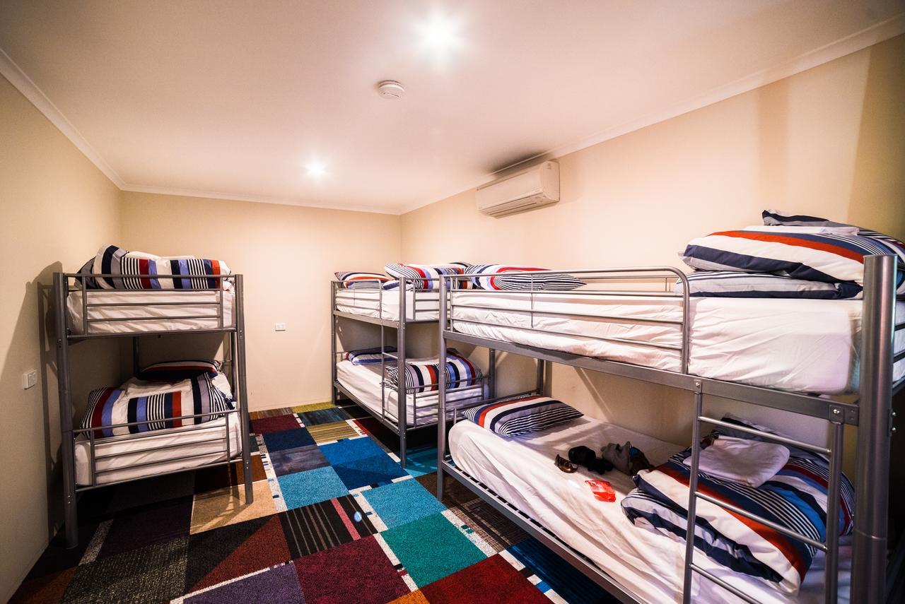 Jump Inn Alice Budget Accommodation Alice Springs Buitenkant foto