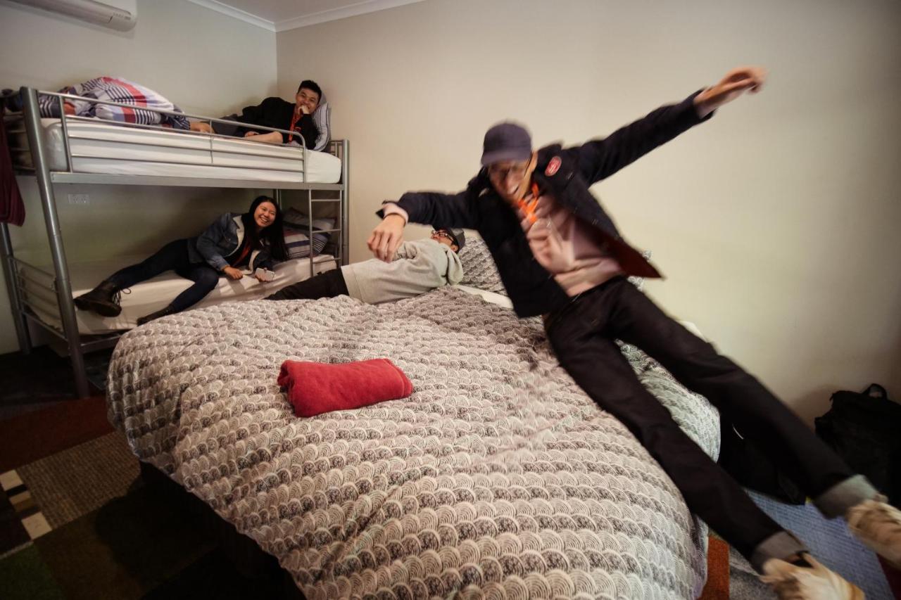 Jump Inn Alice Budget Accommodation Alice Springs Buitenkant foto