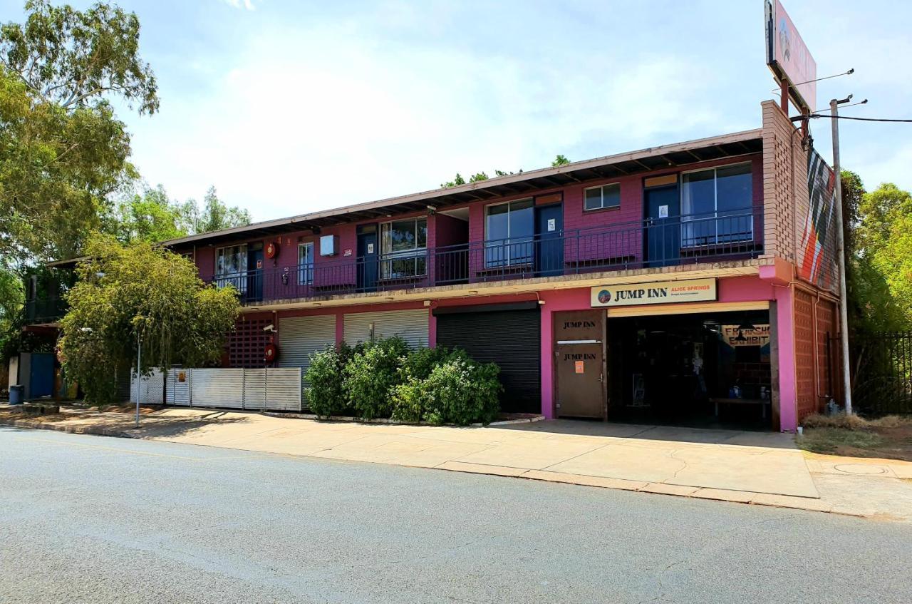 Jump Inn Alice Budget Accommodation Alice Springs Buitenkant foto