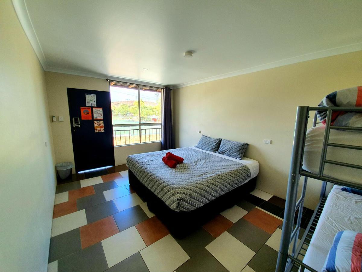 Jump Inn Alice Budget Accommodation Alice Springs Buitenkant foto