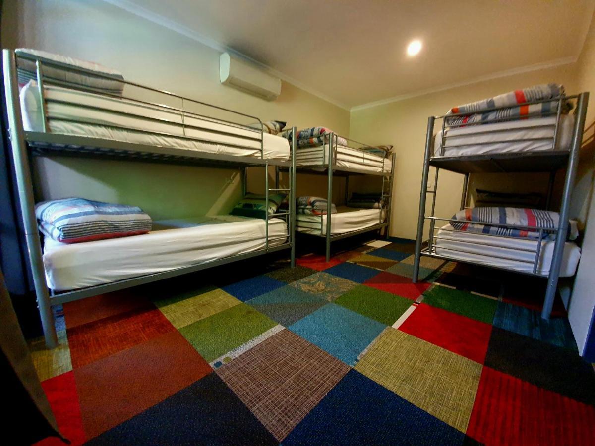 Jump Inn Alice Budget Accommodation Alice Springs Buitenkant foto