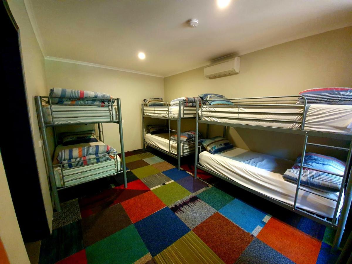 Jump Inn Alice Budget Accommodation Alice Springs Buitenkant foto