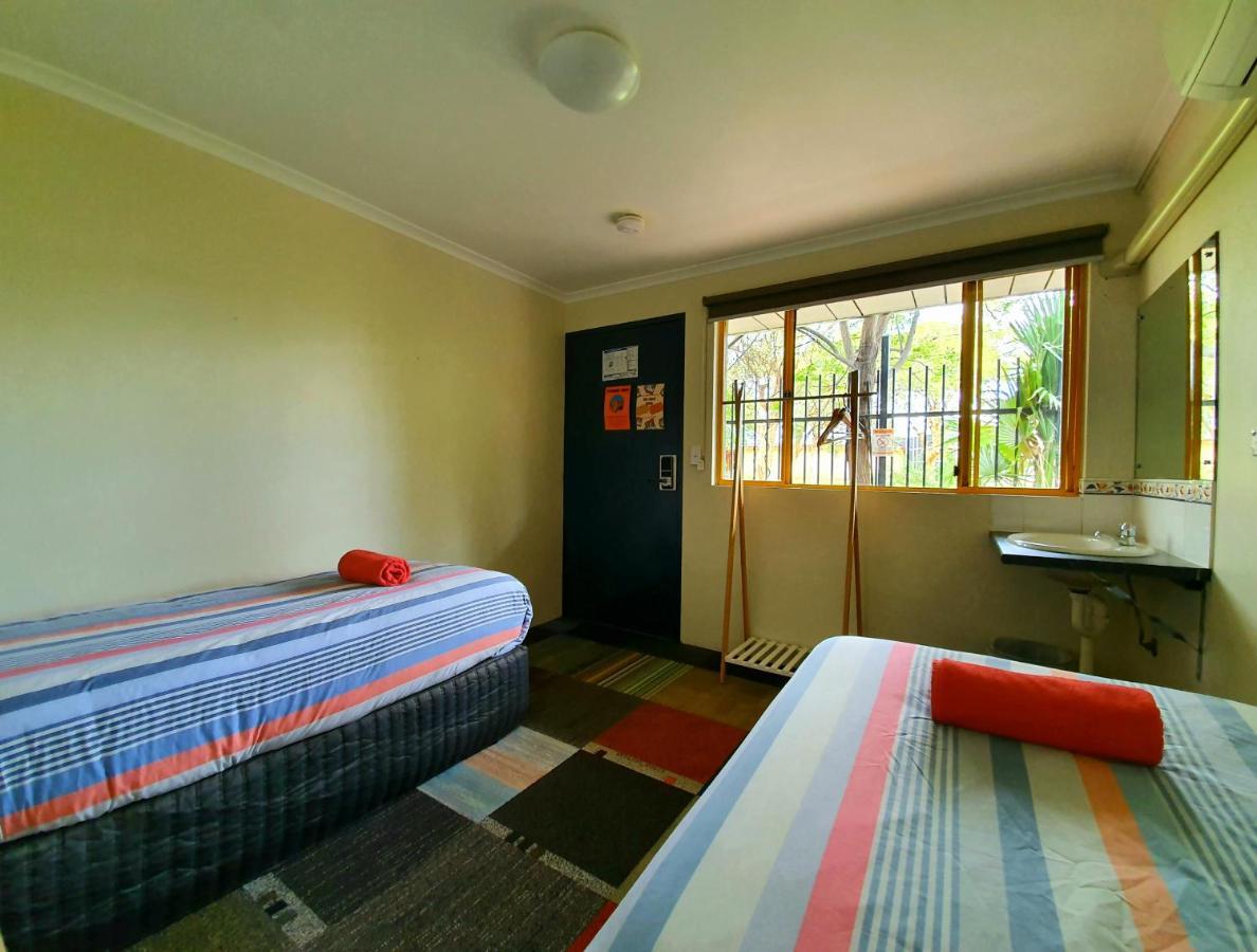 Jump Inn Alice Budget Accommodation Alice Springs Buitenkant foto