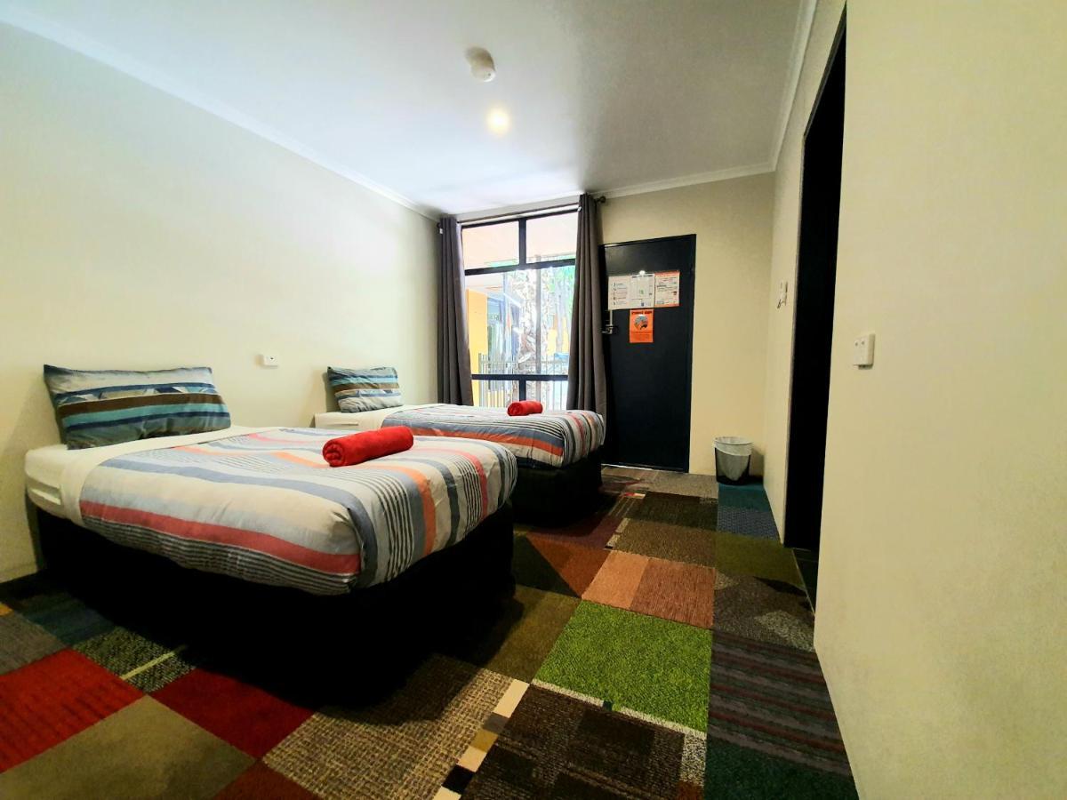 Jump Inn Alice Budget Accommodation Alice Springs Buitenkant foto